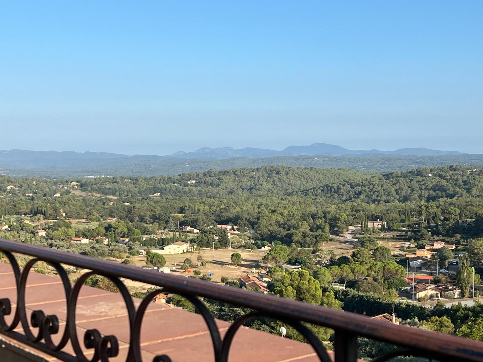 Au Coeur De Seillans, Charmant Logement, Grande Terrasse Et Panorama Exterior photo