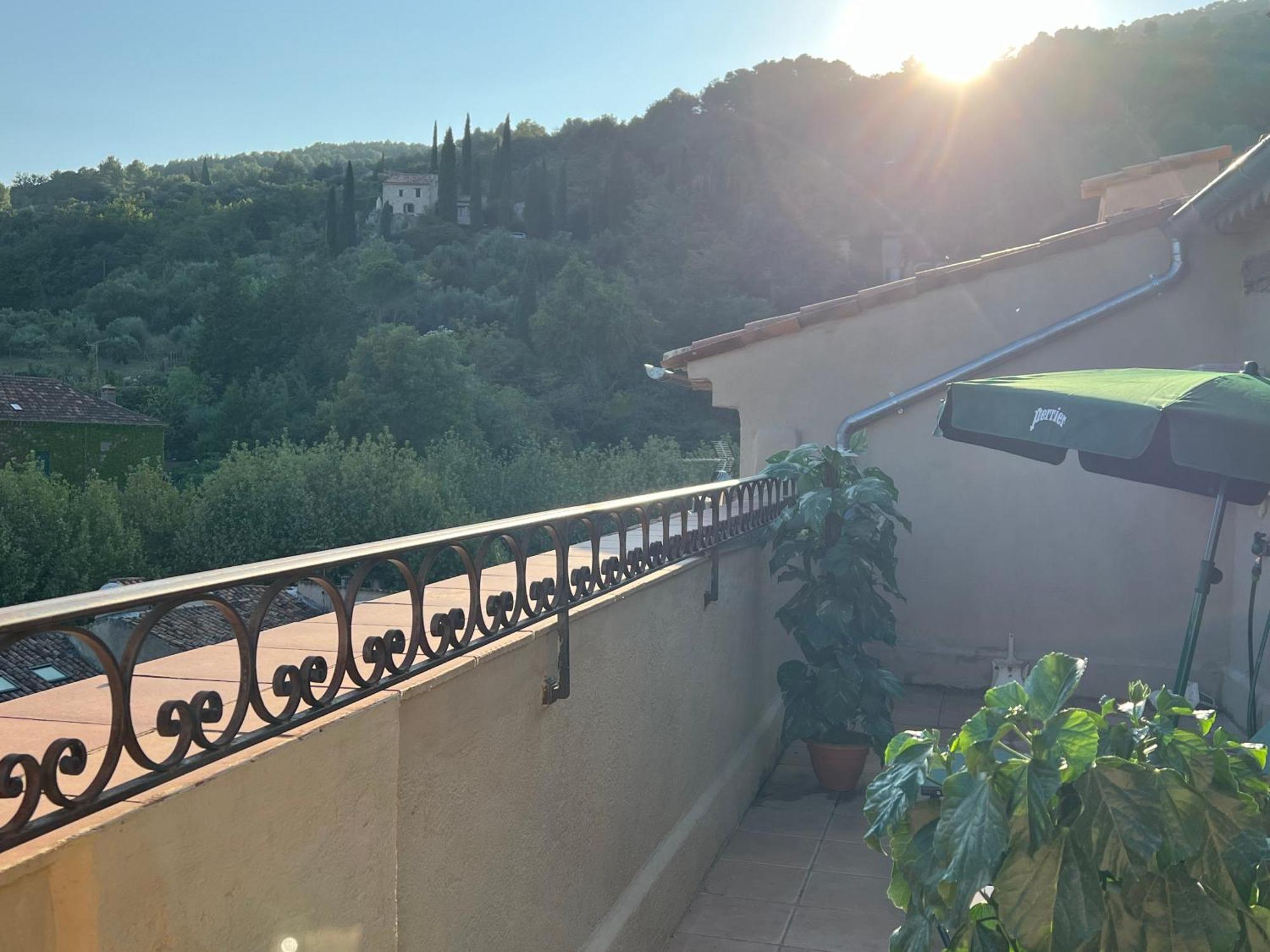 Au Coeur De Seillans, Charmant Logement, Grande Terrasse Et Panorama Exterior photo